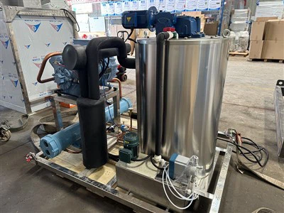 スラリーアイスマシンを操作する際の安全上の注意事項は何ですか?